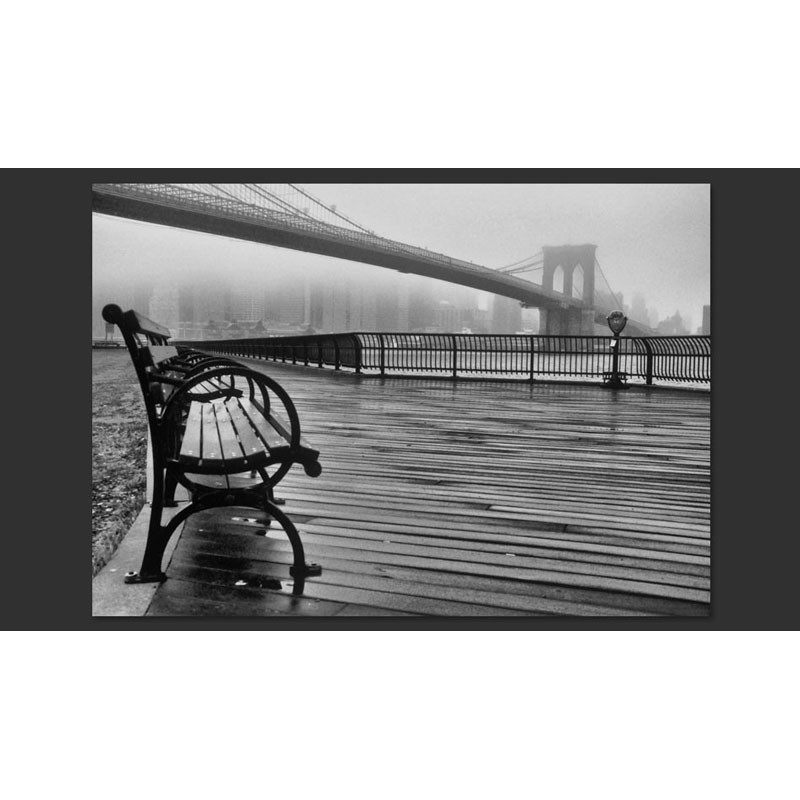 Fotomural A Foggy Day on the Brooklyn Bridge